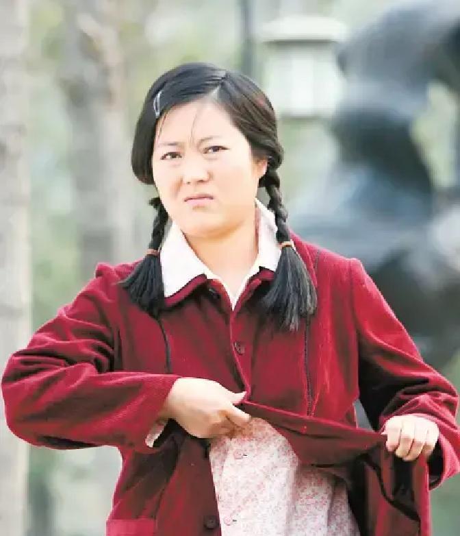 试妆间镜子前，副导演别过了头。2009年，王茜华接到《父母爱情》邀约时，以为自