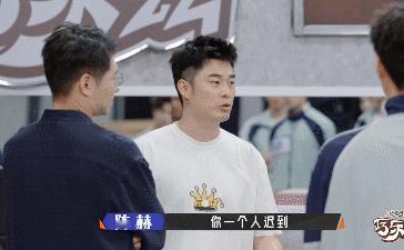 陈赫在综艺发火了这是第一次吧。起因好像是新人演员们迟到率离谱，让整个节目组都在等