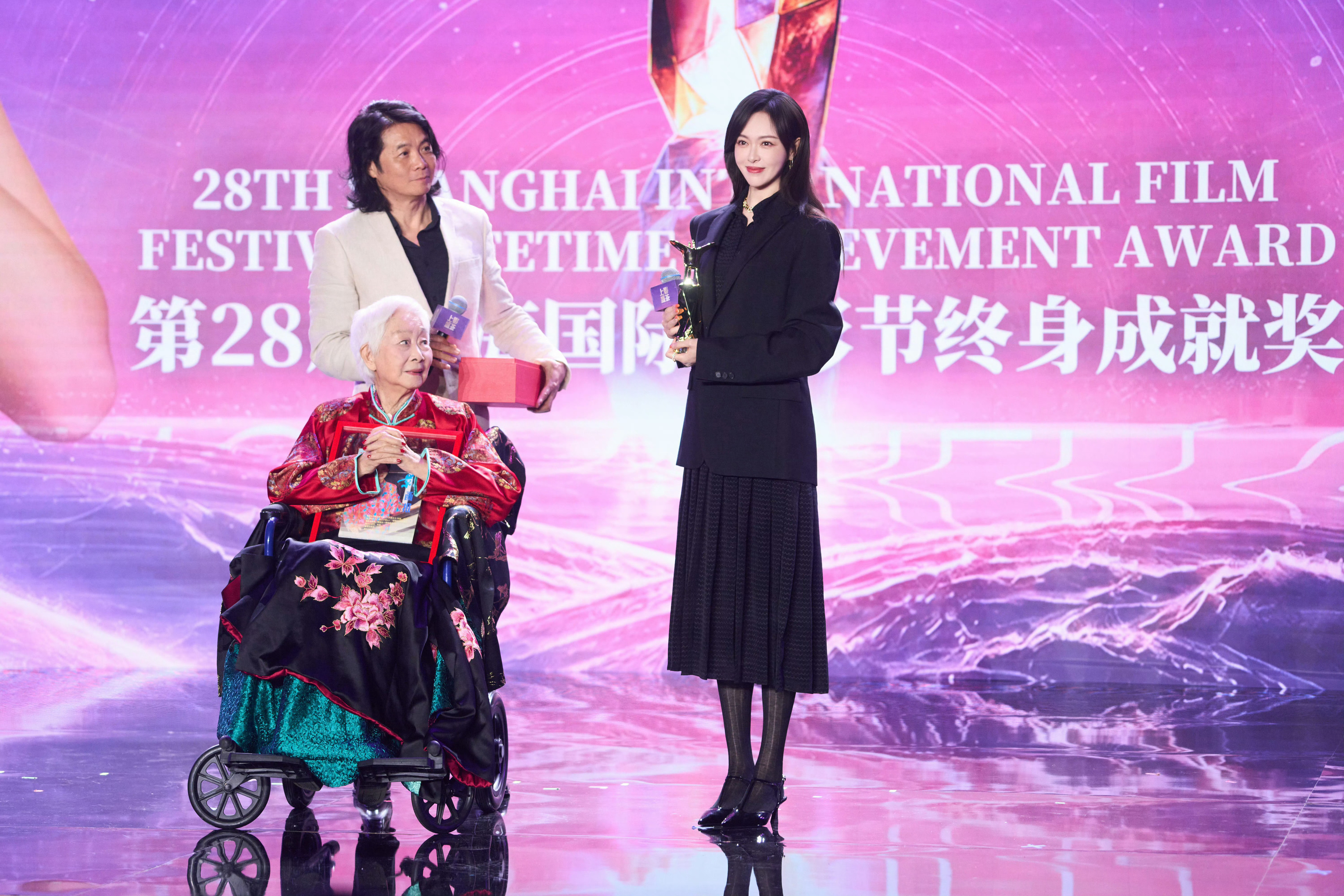 唐嫣｜第28届上海国际电影节甜糖惊喜现身上影盛荟活动，芬迪女王唐嫣带来Fe