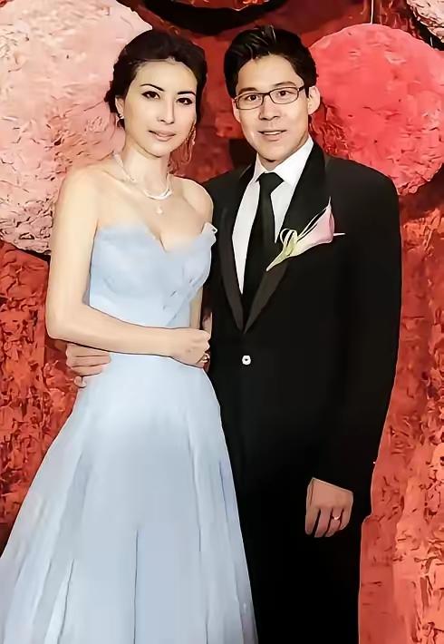 郭晶晶的婚姻，常被外界视为一段佳话。​此次香港灾情，其丈夫霍启刚代表家族捐款