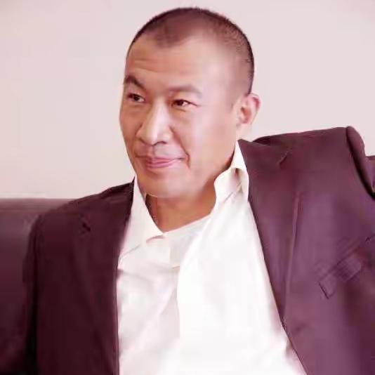 1994年的一天，电视剧《京都记事》刚播出不久，张丰毅开车去机场，他的好友石兆琪