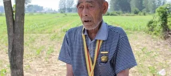 1942年，小学老师管保峻把手枪带进县城，出城时碰到日伪军搜身，敌人一摸摸到了他