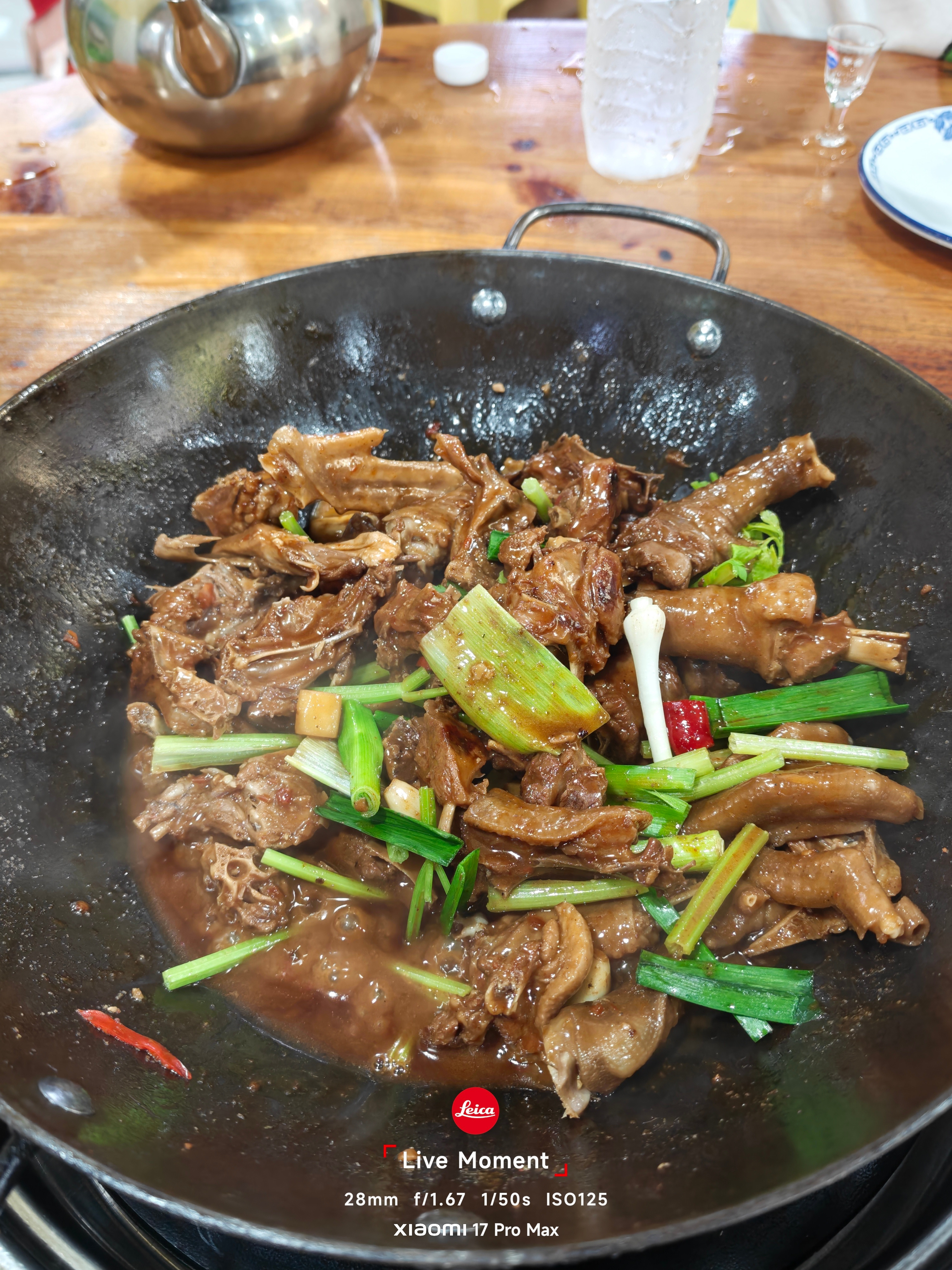 好久没吃醉鹅了，不敢喝啤酒，喝点白的。好吃是好吃，但是肉给的好多边角料。。。深