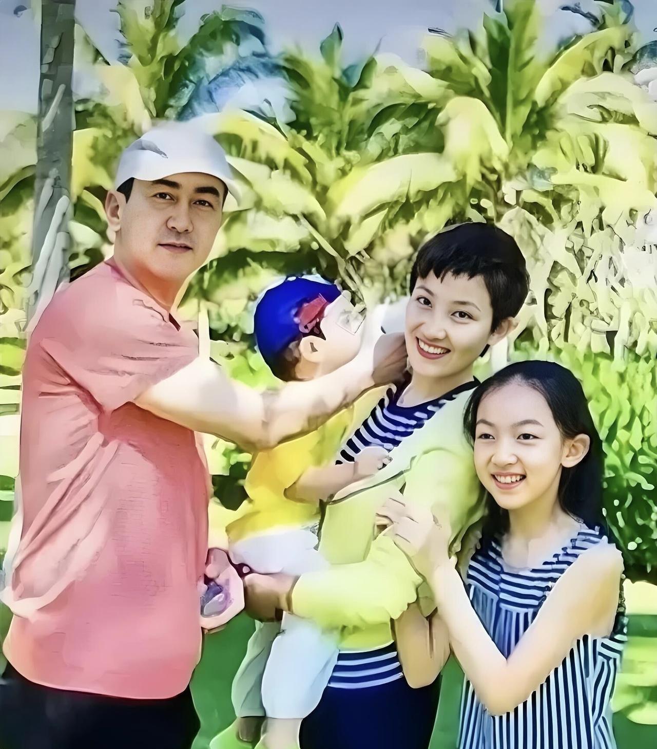 央视主持人夫妻里面，最接地气的一对。妻子天亮皮肤白嫩，身材相貌端庄，一头短发造型