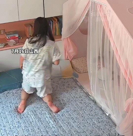山西，一宝妈准备出门上班时，便叫来公公到卧室里陪还在睡觉的娃。但公公进入卧室后并