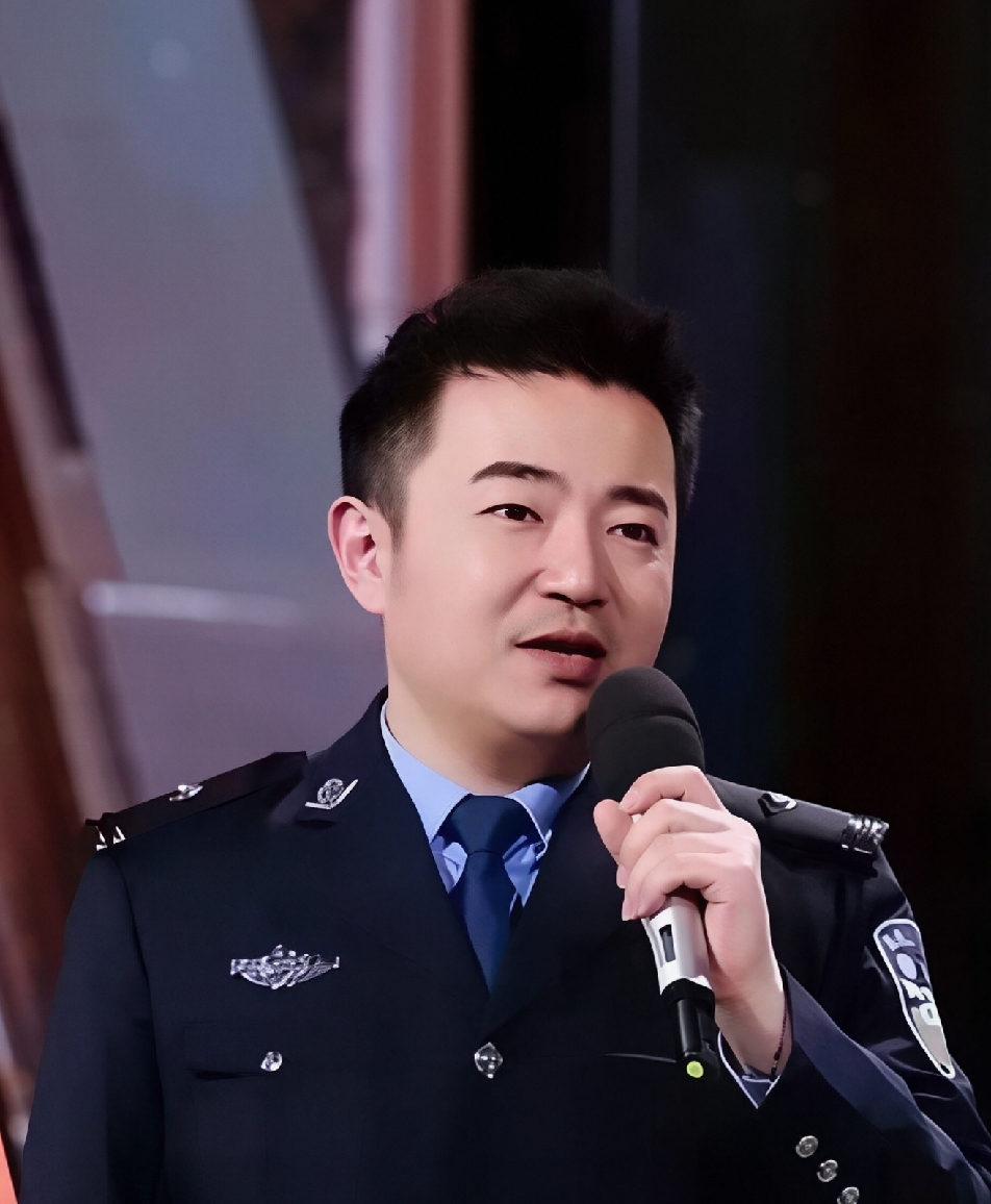 任长霞去世后，丈夫45岁与妻子合葬，他们唯一的儿子，没有了爸爸妈妈，如今他过得怎样了？2004年4月