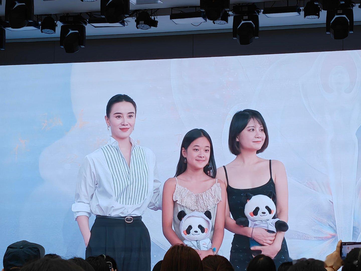 宋佳梅婷女儿一起走红毯看着快快大方对着镜头挥手打招呼，落落大方的模样，完全看不出