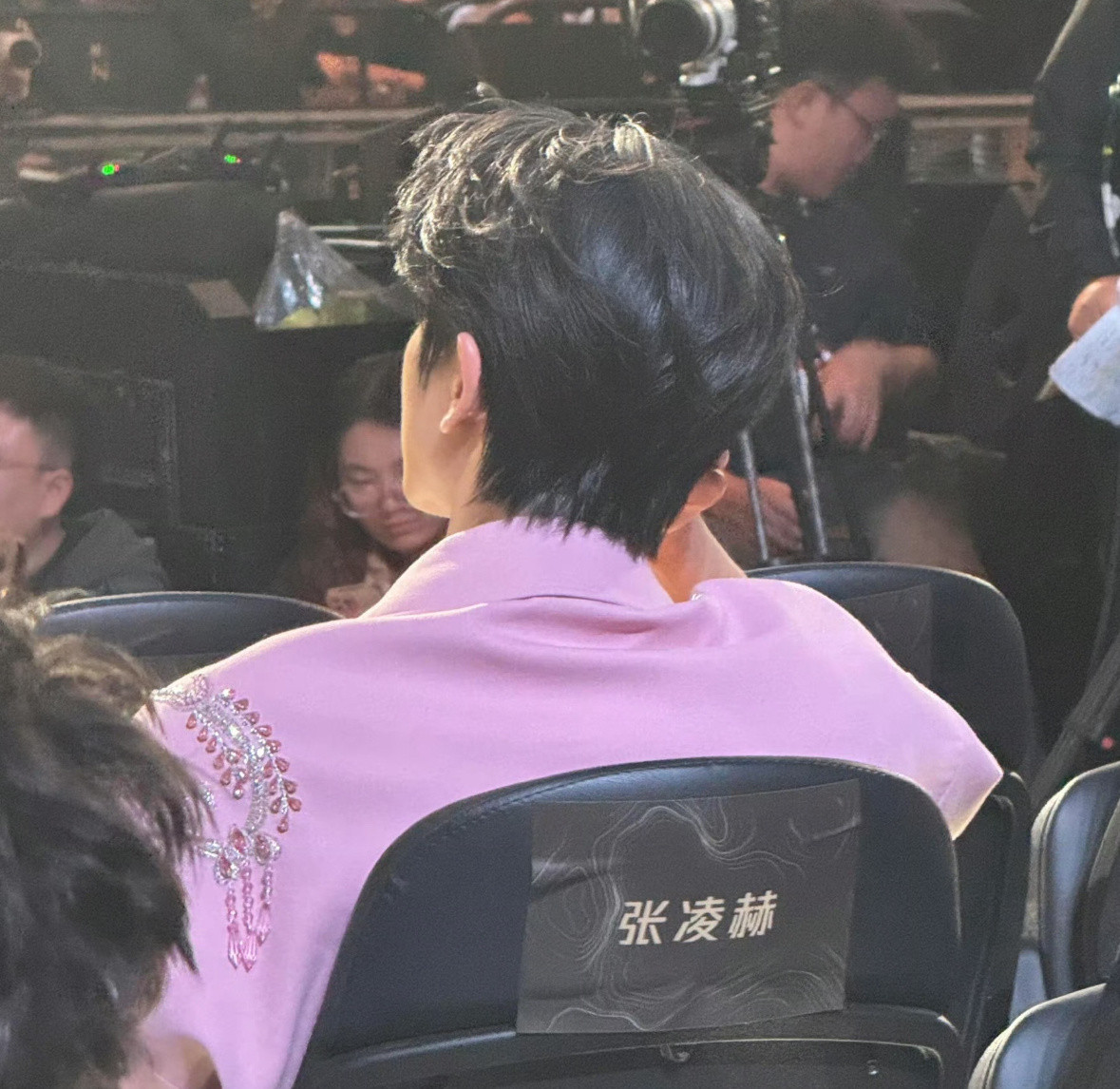 xs竟然张凌赫你竟然承认自己是扁头！但是完全看不出来哇，帅就完了😍😍