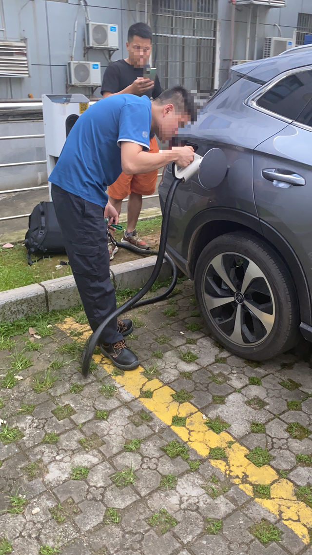 7个小时终于脱困了在两位师傅的帮助下，搞了半个多小时，8点终于把充电枪拔出来了