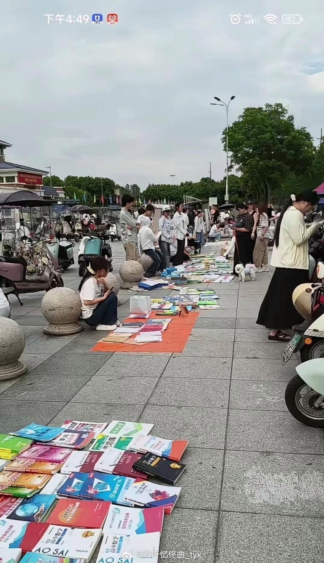 高考结束，校门口这一幕，真不是滋味