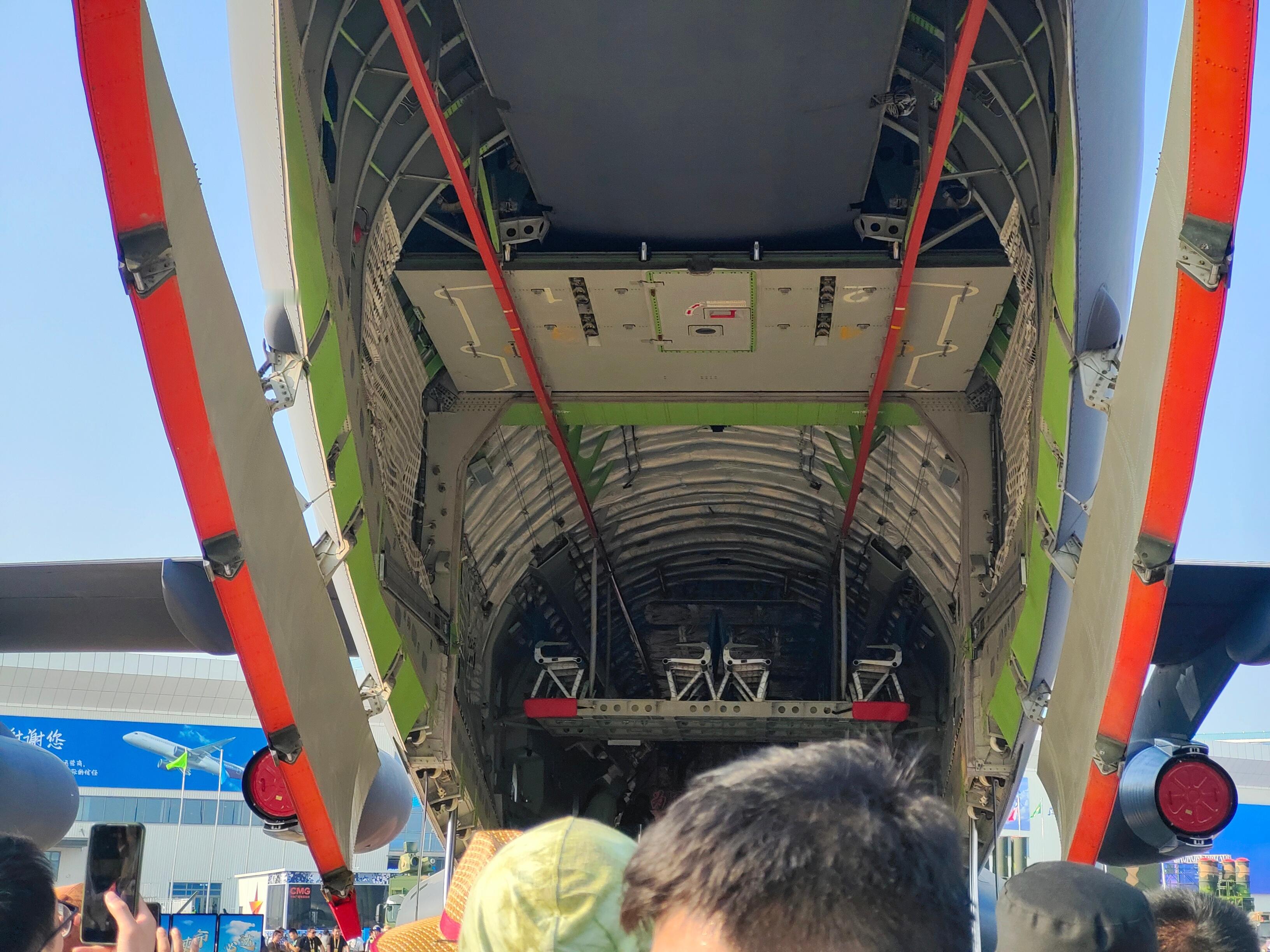 为什么做成4片式，完全就是因为内置的天车。。。这个内置的天车可以实现车辆设备的吊