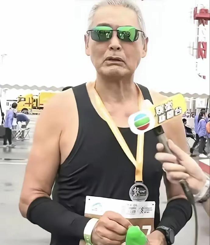 周润发老了，梁朝伟老了，刘德华也老了，只有他70像30还那么年轻​​​