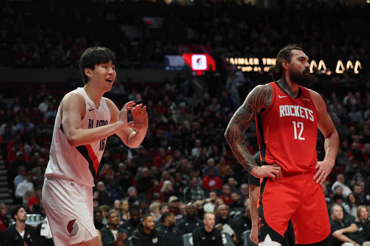 对位亚当斯感受？杨瀚森笑谈：“亚当斯太壮了，一只手推着我，我就动不了了，在场