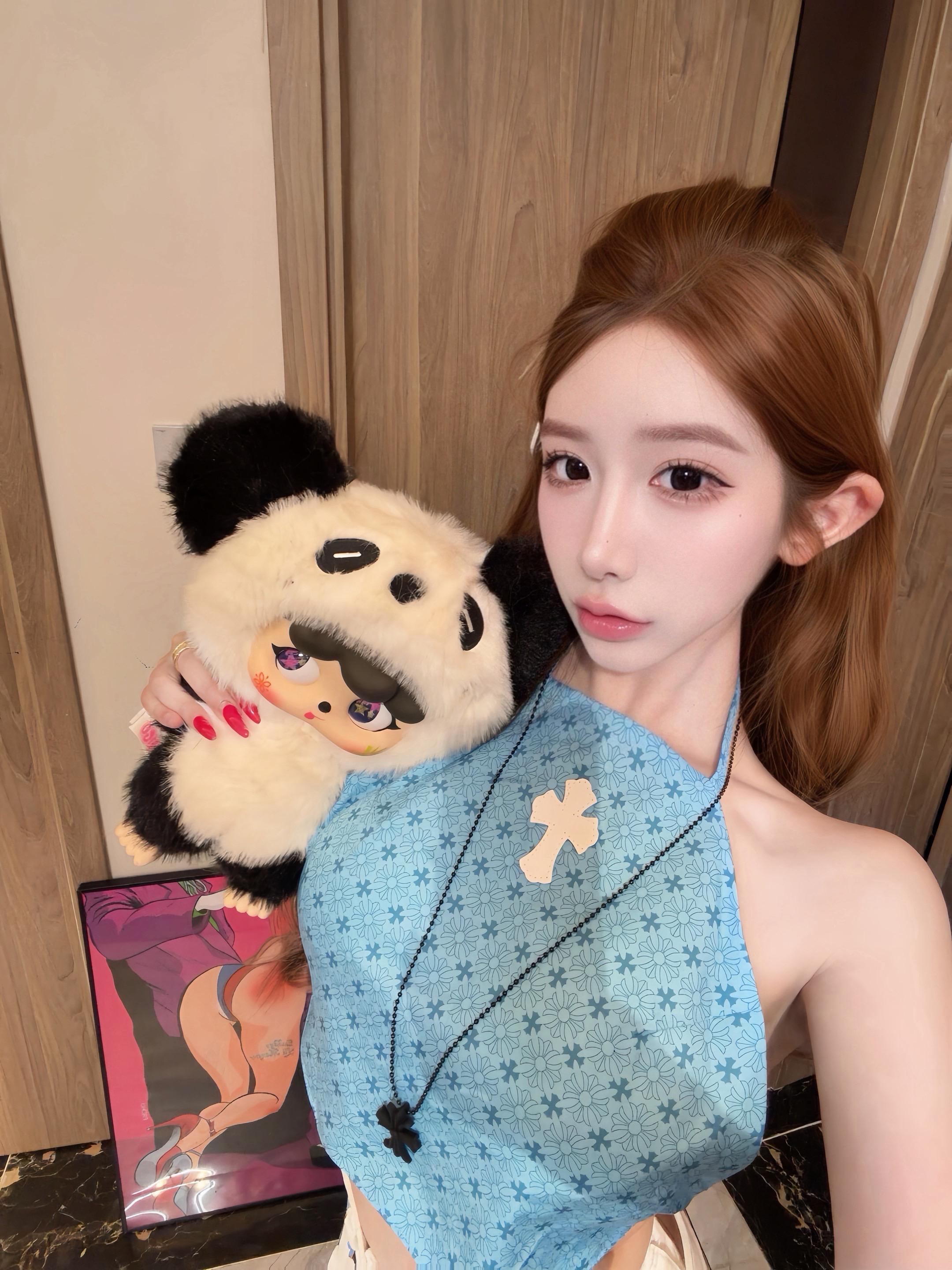 坐在沙发kisskiss…