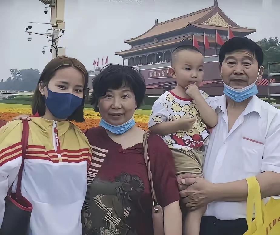 熊磊的儿子言宝，也是得到了许敏姚师兵四年宠爱的，起码在姚策还没有被发现不是亲生的