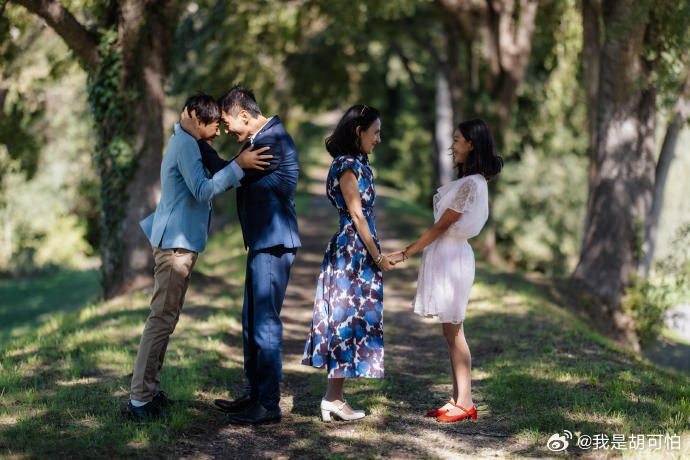 安娜真的把刘烨照顾得越来越好，48岁依然眼里有光啊，家庭幸福真的会写在脸上。刘烨