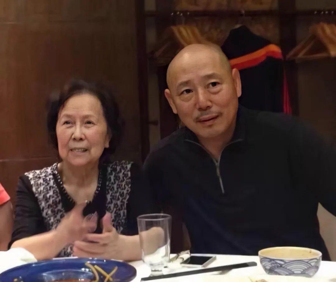 27岁的李成儒来到西游记剧组，他自告奋勇想演唐僧，杨洁导演拒绝了，让他留在身边当