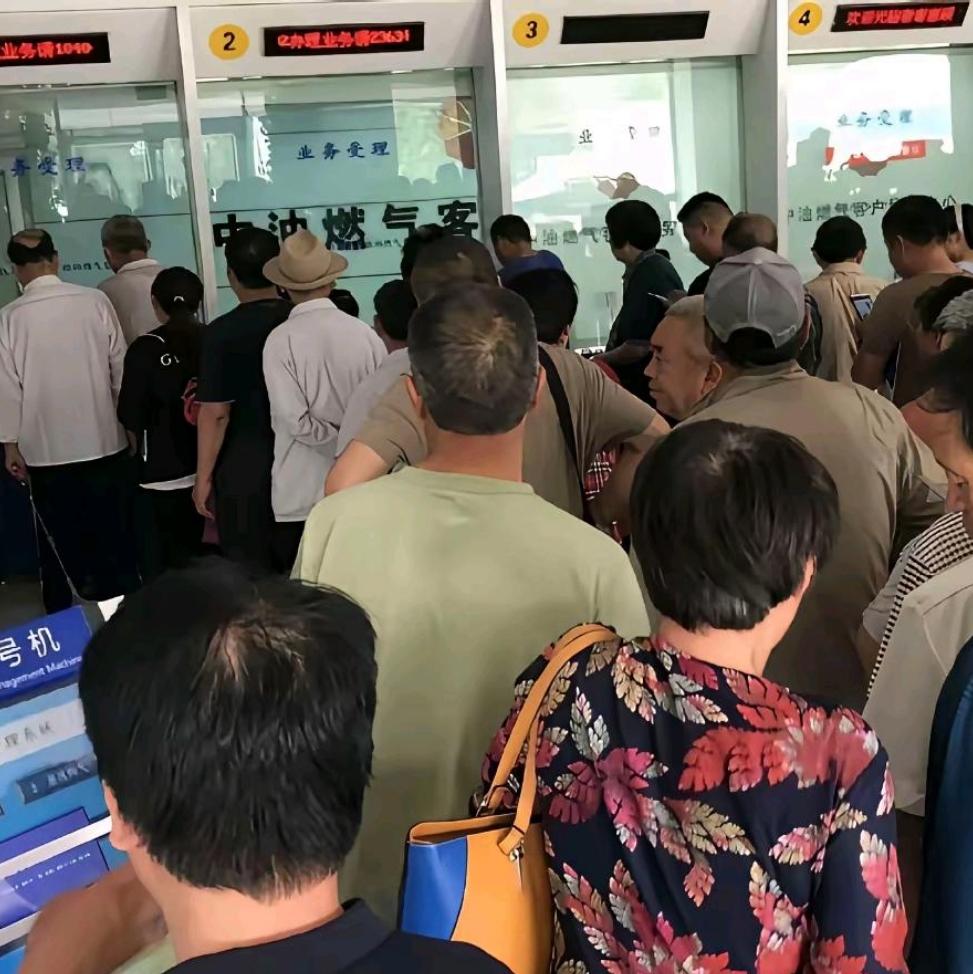 每次养老金发放日，银行大厅都挤得水泄不通！不少老年人退休金到账后，非要把钱