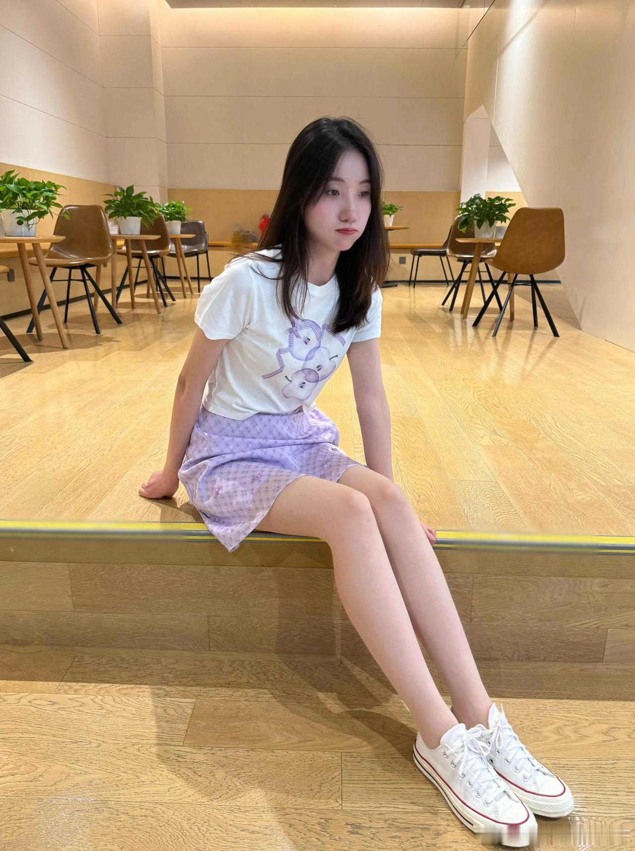 板鞋陪短裙真清爽……