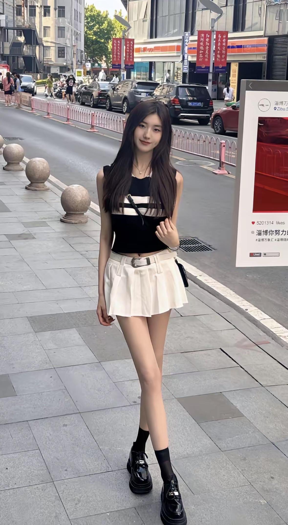 都市街头穿搭指南：黑白撞色，时尚出街！