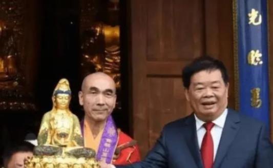 2016年，曹德旺和王石一起参观万福寺，寺庙破败不堪，方丈说：重修寺庙需要160