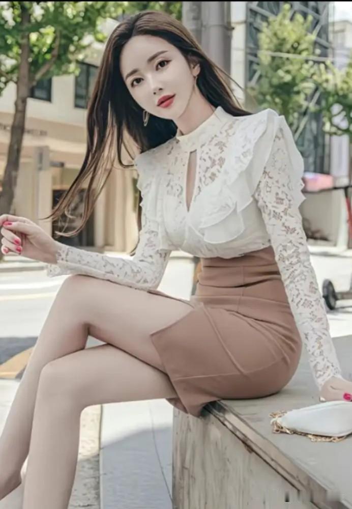 点绛唇·街景佳人晴日街光，玉人闲倚雕栏坐。素衫轻裹，蕾丝裁云朵。粉颊含
