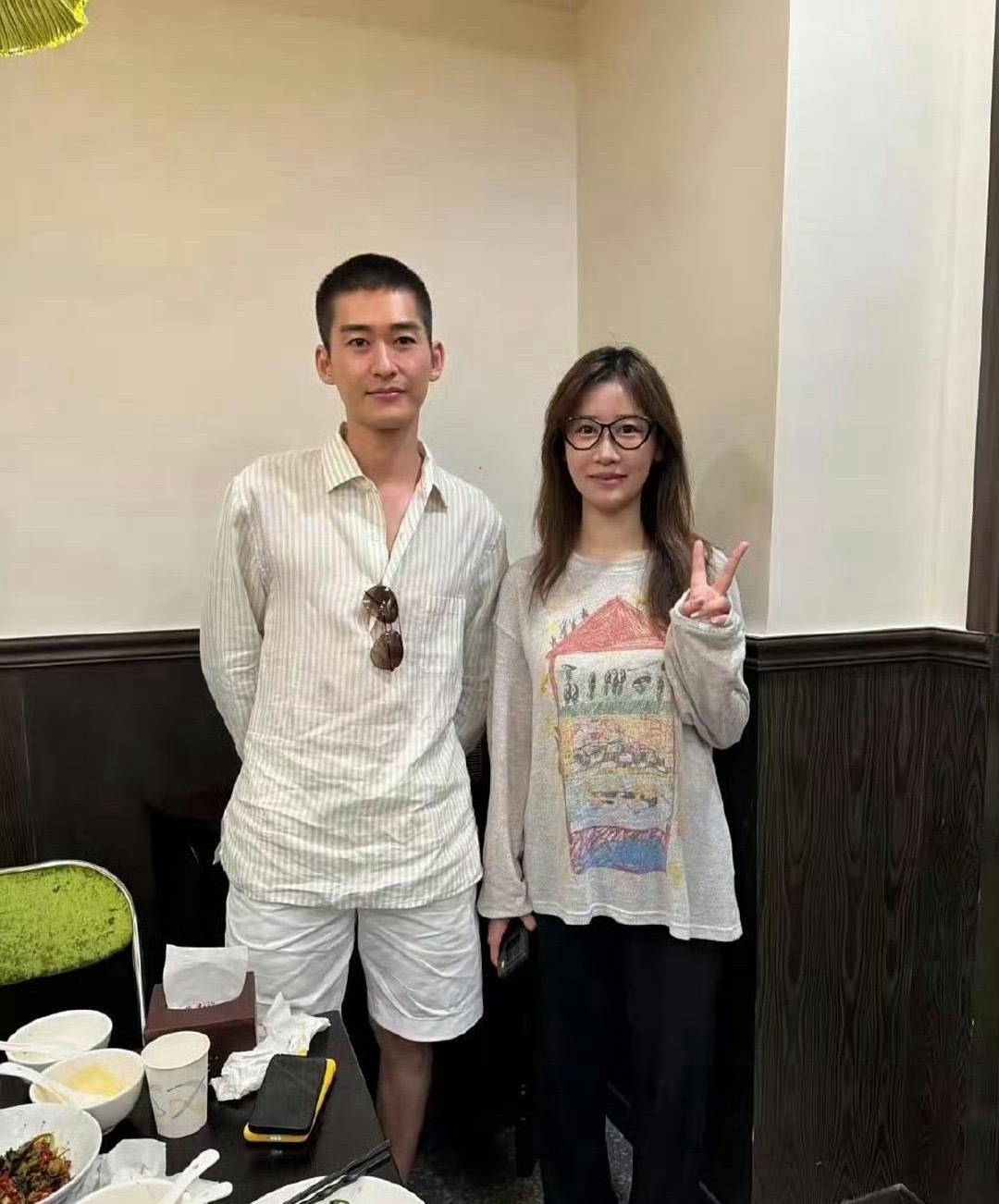张翰在上海逛街吃饭被人偶遇，他减肥了又剪了寸头没有油腻的感觉了。