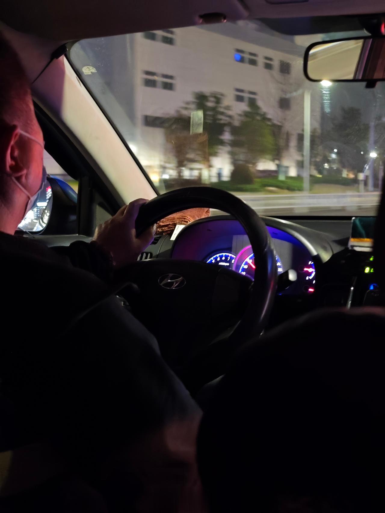 落地杭州，准备叫辆网约车，看到的士排队人少，就走过去了。排到了一辆个手动挡的
