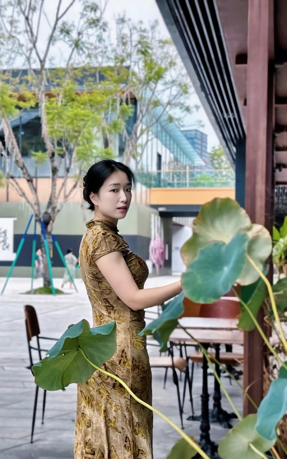 绿意盎然中，美人倚栏立。