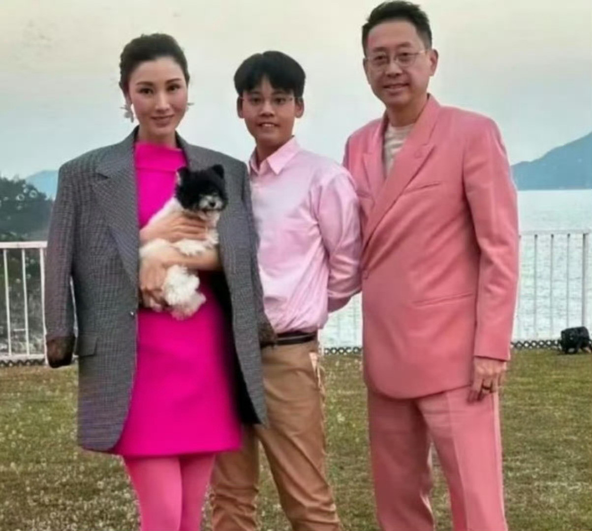 不相信一代女神李嘉欣会生出这样的颜值，直到看见孩儿他爸