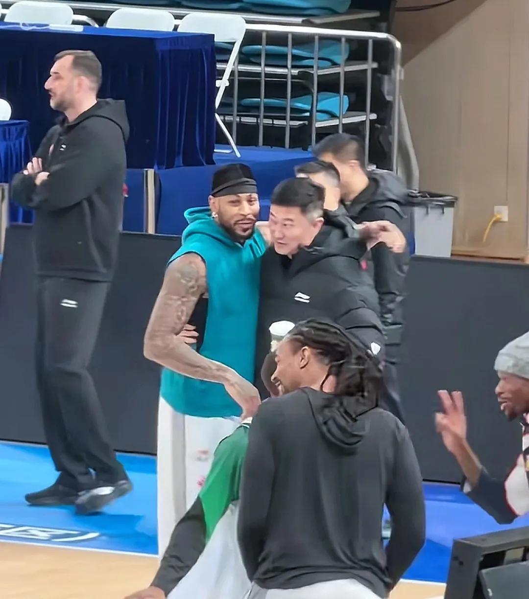 莫兰德对杜锋说希望下赛季能来广东，杜锋认真的对他说:其实你很适合辽宁，在这里也得