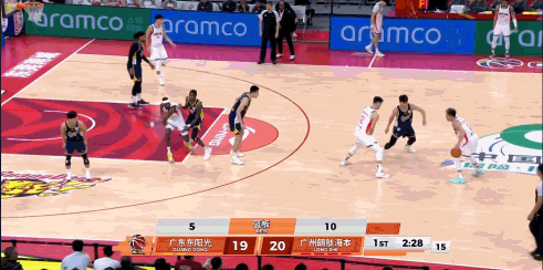 广州朗肽海本当家后卫郭艾伦真是太猖狂了，他竟然将徐杰晃的晕头转向。在今天进行的广