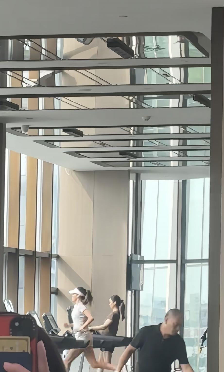 大清早，谷爱凌在酒店跑步机上跑得像一道闪电，配速直接干到4分钟，旁边一个大姐愣是