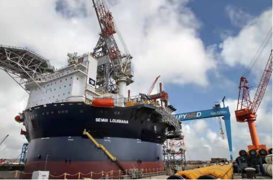 我们的造船业大而不强，虽造船数量位居世界第一，却仅能制造船壳。真正的核心技术——