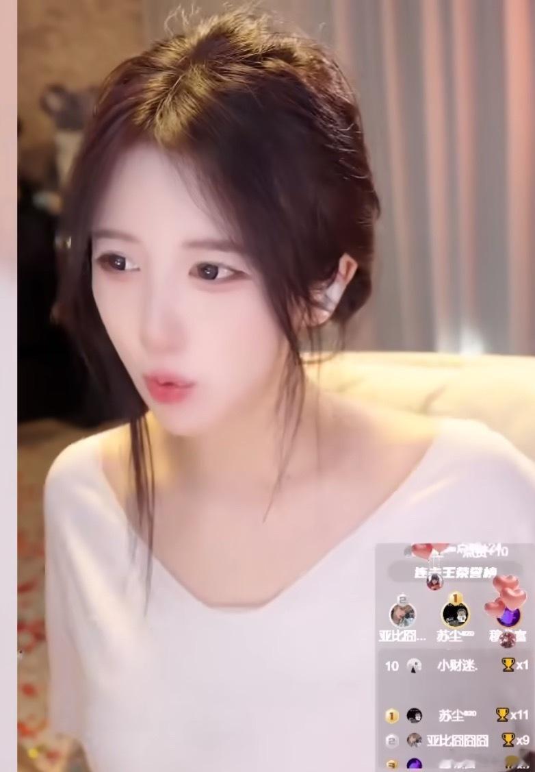 呆妹：我那天听说了，蛋饼和aq官宣了，右手谈了个新对象也官宣了，听说那个官宣对象