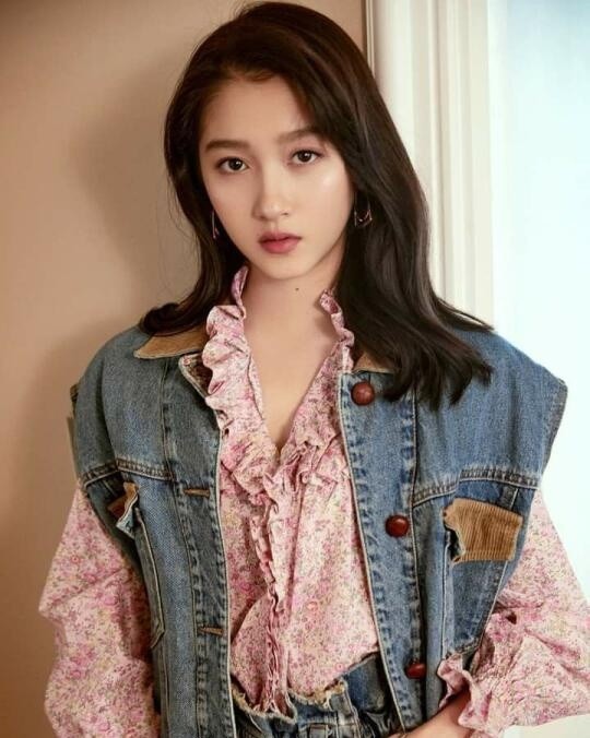关晓彤的蜕变太惊喜谁还在把关晓彤当“没长大的小姑娘”？看《梅花红桃》里她穿着
