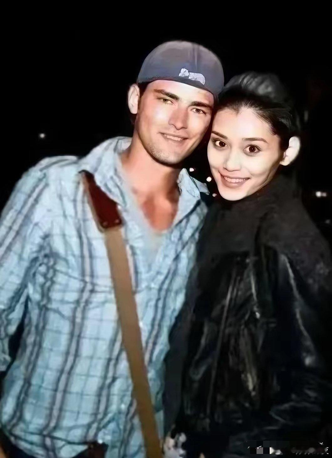奚梦瑶和前男友，那时候奚梦瑶真的可以说瘦的骨感，做模特时真的很标志。很多照片可以