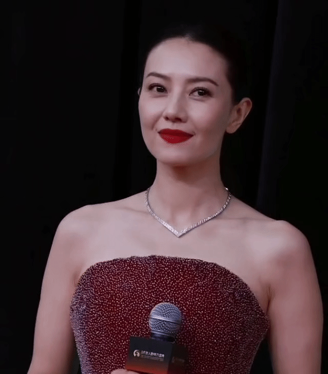 46岁高圆圆怼脸皮肤状态谁敢信这是46岁的脸？镜头怼到鼻尖都看不见皱纹，皮肤紧