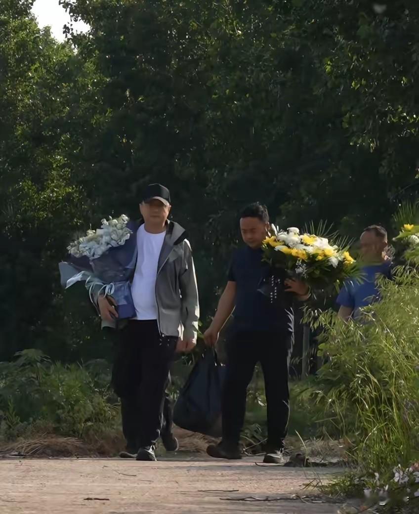 “爸，我来看你了。”短短一句话，让人瞬间泪目。李亚鹏回平顶山祭祖，在父亲坟前磕头