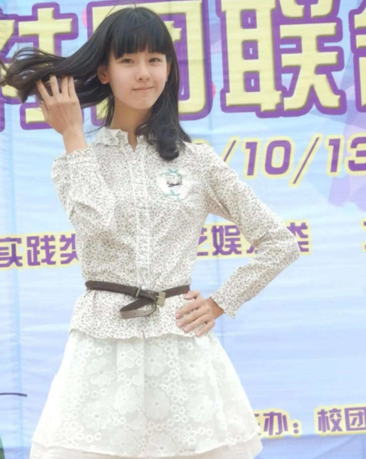不愧是票选出来的校花，大学时期的陈都灵也太可爱清纯了吧。#陈都灵#