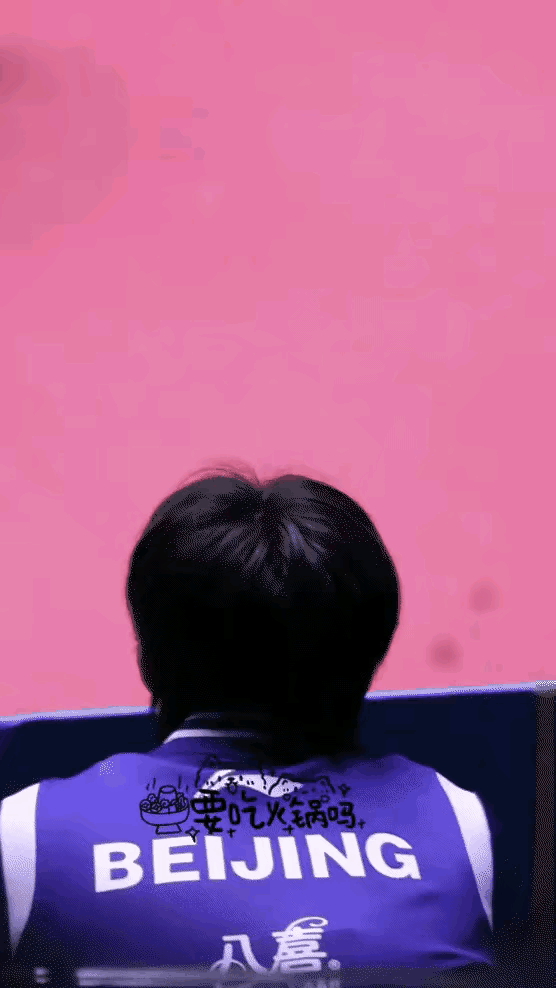 头哥可以大大方方地盯小豆包了！[比心][捂脸哭]摄影师太懂球迷，硬是把莎头放进了