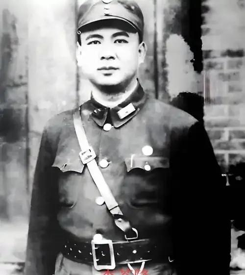 1950年，李苍降在台湾不幸被捕，敌人为了让他屈服，就叫来了他怀孕的妻子，指着她