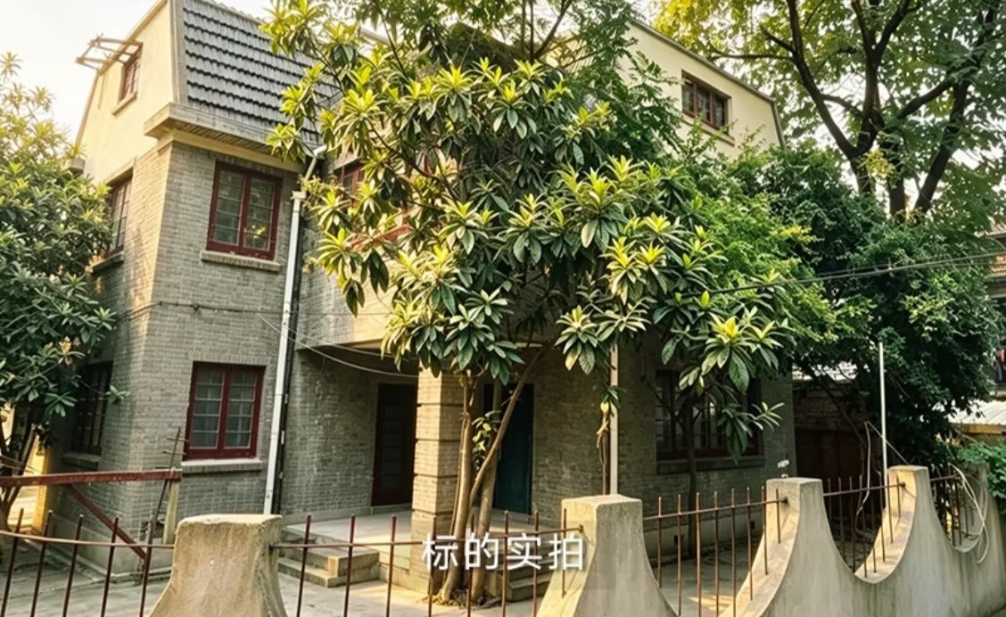 买了干嘛，自己定期要修缮保养，想装修一下还要文保单位批准。​​​