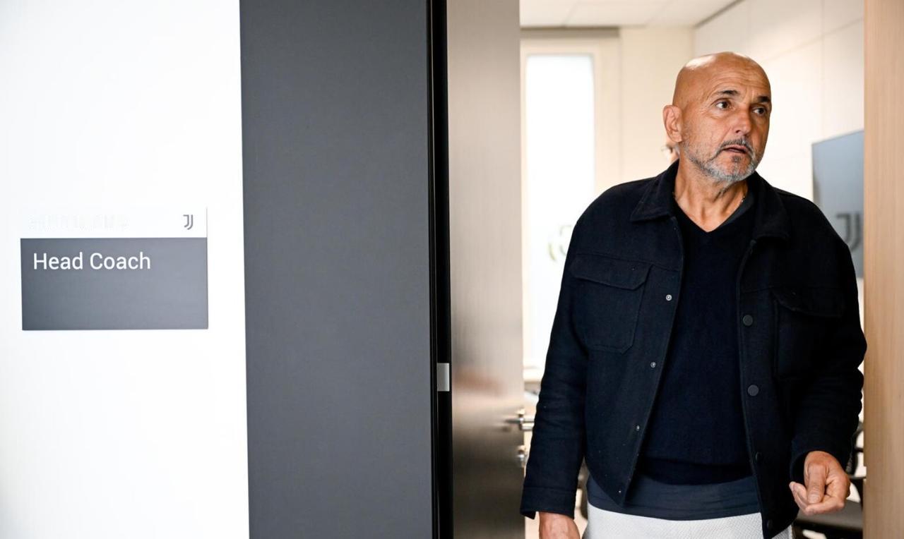 天选打工人！斯帕莱蒂决定住公司了《米兰体育报》报道，斯帕莱蒂已选择J|Ho