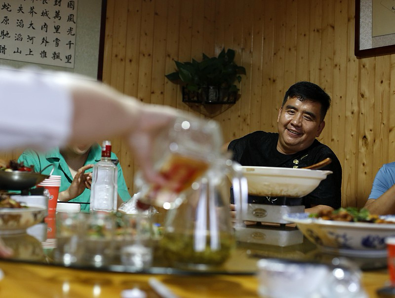 高教练在家拿了瓶一百多元的西凤酒，爽快应下邀约，硬要捎上我这个随行司机，说自己待会儿要喝酒没法开车。
