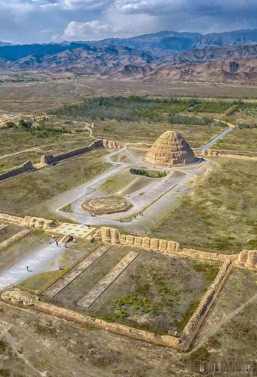 公元994年，宋朝大军压境，李继捧被擒，装入囚车送往汴京。宋太宗一怒之下，下令拆