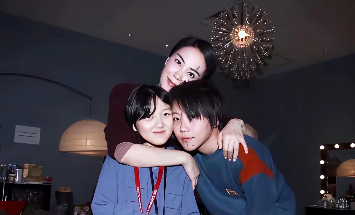 小时候李嫣明明没有窦靖童好看，为什么长大了李嫣要漂亮那么多？前几天，李嫣参加