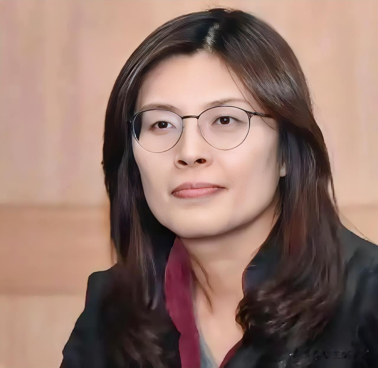 看着侯友宜现在的处境，估计后槽牙都快咬碎了。​郑丽文这个女人，真是不简单。