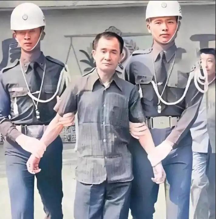 1982年，在台湾的刑场上一个瘦弱的老兵被押上了刑场，他的神情出奇的平静，好像一