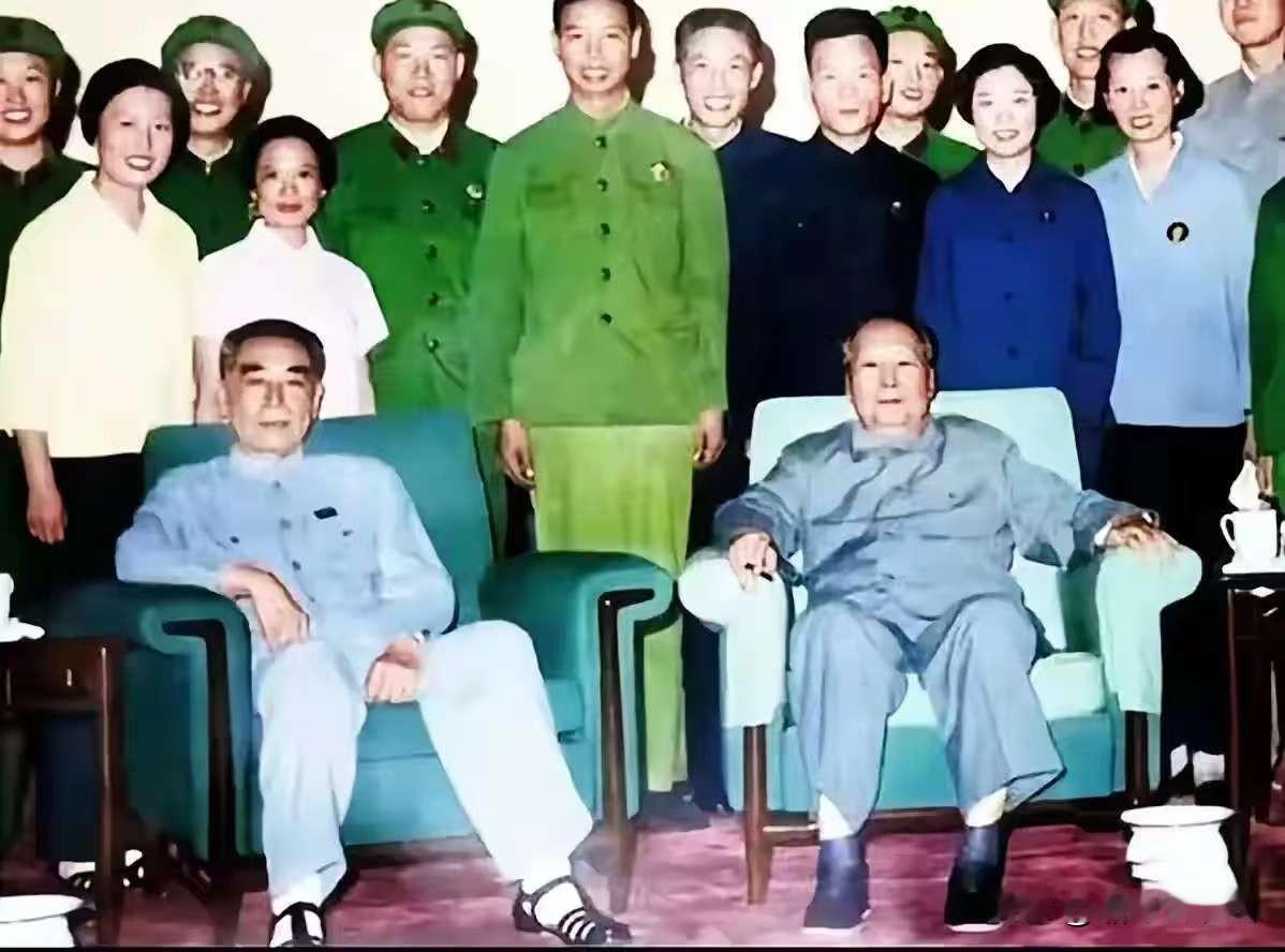 这是两位伟人生前最后一次合照！老照片毛主席的双腿肿得厉害，站立都困难。看